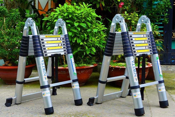 Thang nhôm rút đôi với cơ chế ống lồng đơn giản, điều chỉnh chiều cao từng bậc