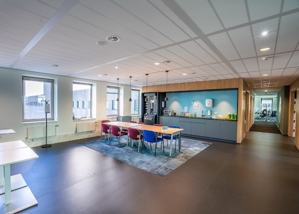 Trần bằng nh&ocirc;m được ứng dụng rộng r&atilde;i trong c&aacute;c văn ph&ograve;ng l&agrave;m việc