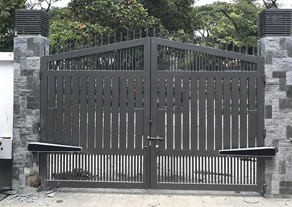 Cổng tự động ứng dụng biệt thự, chung cư, nh&agrave; m&aacute;y, văn ph&ograve;ng, bệnh viện, gi&uacute;p kiểm so&aacute;t ra v&agrave;o an to&agrave;n, tiện lợi