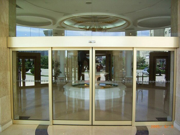 Cửa trượt tự động ứng dụng trung tâm thương mại, bệnh viện, văn phòng, nhà máy, giúp tiện lợi, an toàn và hiện đại