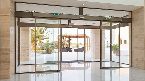 Cửa kính trượt tự động hiện đại kính cường lực, phù hợp showroom và văn phòng