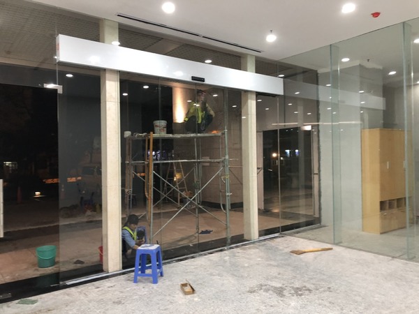 Cửa cảm biến tự động đ&oacute;ng mở tại gia