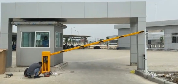 Barrie được lắp đặt tại cổng ra v&agrave;o c&ocirc;ng tr&igrave;nh