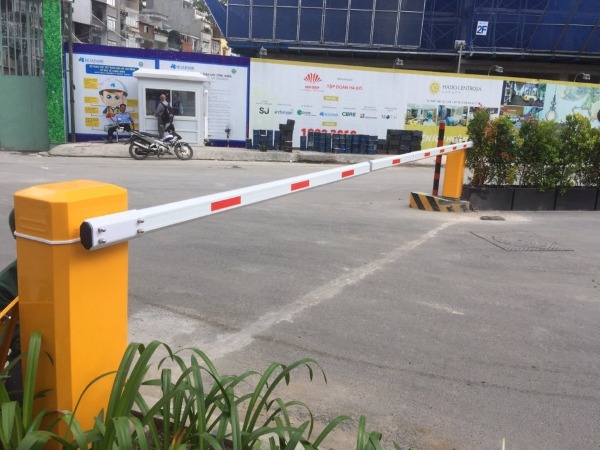 Kiểm so&aacute;t phương tiện tại khu c&ocirc;ng nghiệp bằng barie