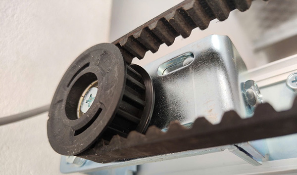 Pully cửa tự động truyền lực từ motor, giúp cửa vận hành ổn định, giảm hao mòn và trượt lực