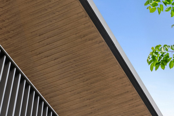 Trần nhôm giả gỗ C-Shaped đặc trưng bởi các cạnh thanh trần vát góc tinh tế, hiện đại
