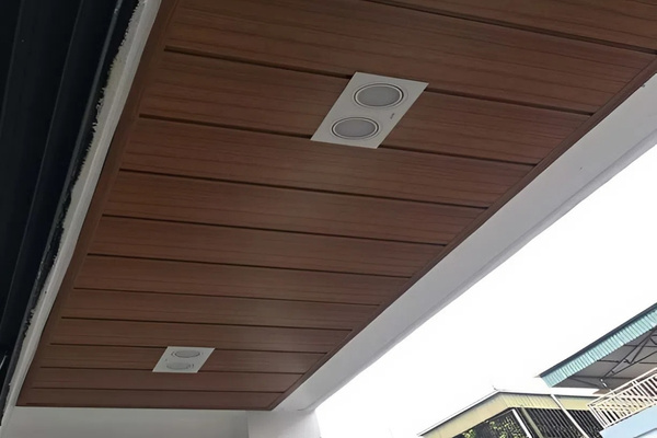 Trần nhôm G-Shaped vân gỗ với các thanh nhôm chữ nhật cài chắc chắn vào hệ khung treo