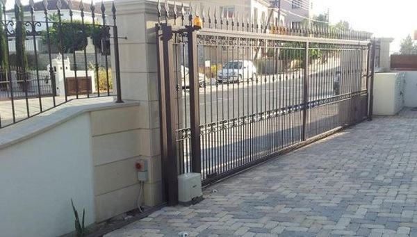Cổng được hoàn thiện với mức đầu tư hợp lý