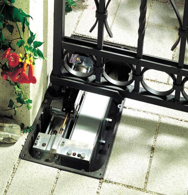 Kỹ thuật viên kiểm tra motor cổng
