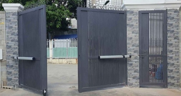 Cần c&acirc;n nhắc c&aacute;c yếu tố ảnh hưởng đến chi ph&iacute; cửa