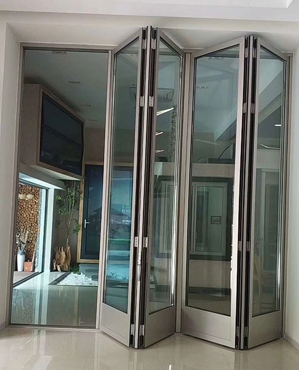 Khung cửa và bản lề hệ gấp khúc cấu tạo nên cửa