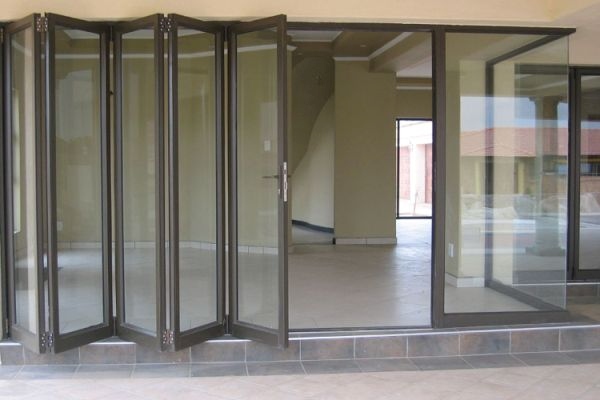 Đánh giá kỹ cửa gấp khúc để lựa chọn cho phù hợp