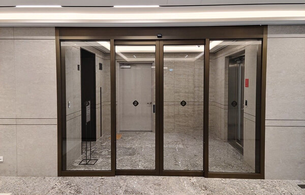 Cửa kính tự động ứng dụng rộng rãi tại trung tâm thương mại, bệnh viện, văn phòng, sân bay, nhà máy…