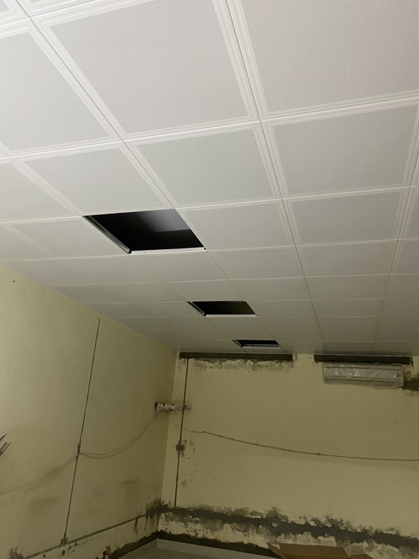 Trần nh&ocirc;m nh&agrave; vệ sinh gi&uacute;p che gọn đường ống kỹ thuật v&agrave; n&acirc;ng cao thẩm mỹ cho ph&ograve;ng tắm