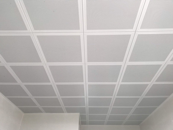 Trần nh&ocirc;m Clip-in với khung xương ẩn ho&agrave;n to&agrave;n tạo bề mặt phẳng liền mạch