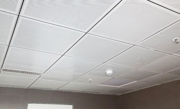 Trần nh&ocirc;m Lay-in để lộ khung xương vu&ocirc;ng vức, tạo cảm gi&aacute;c kh&ocirc;ng gian rộng tho&aacute;ng