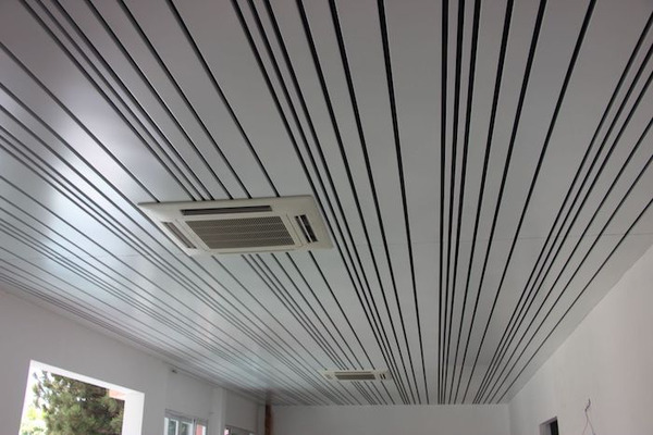 Trần nh&ocirc;m B-Shaped&nbsp; với c&aacute;c thanh h&igrave;nh chữ B tạo r&atilde;nh hở độc đ&aacute;o