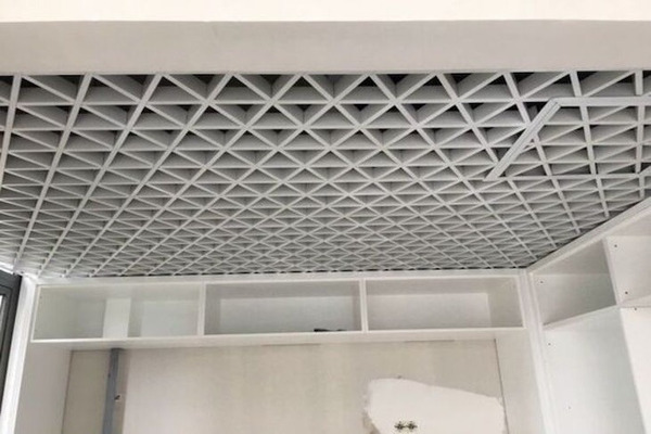 Trần nh&ocirc;m Caro tam gi&aacute;c với cấu tr&uacute;c thanh đan ch&eacute;o tạo h&igrave;nh tam gi&aacute;c đều nổi bật