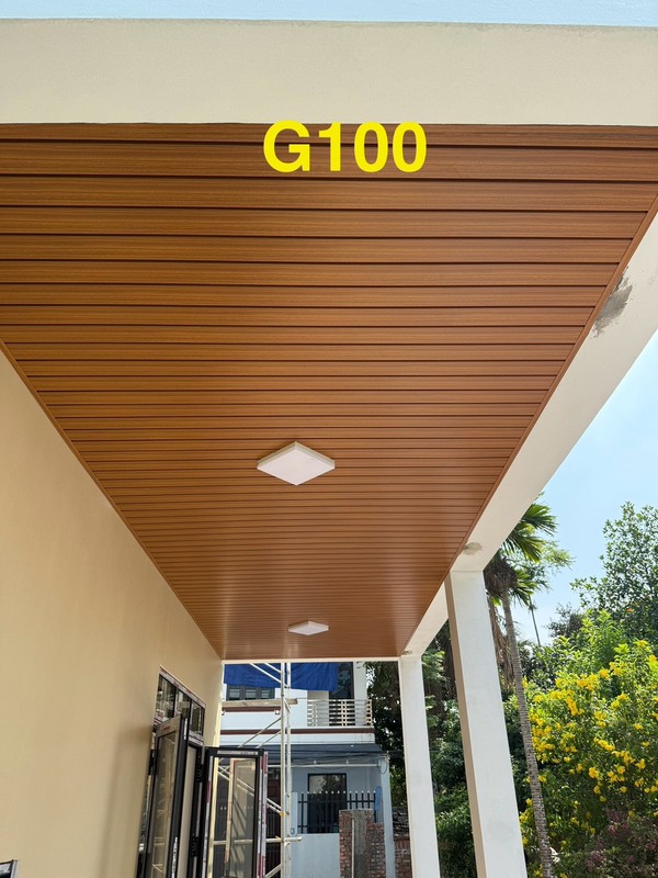 Trần nh&ocirc;m G-Shaped với bề mặt trần phẳng v&agrave; c&aacute;c r&atilde;nh nhỏ đồng đều