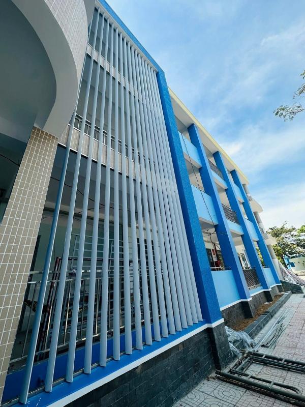 Lam chắn nắng phổ biến cho nh&agrave; phố v&agrave; c&ocirc;ng tr&igrave;nh thương mại