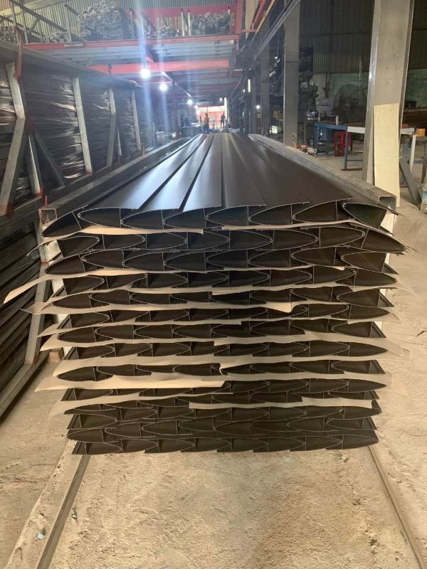 Chuẩn bị vật liệu thi c&ocirc;ng: thanh lam hộp, khung th&eacute;p mạ kẽm, bulong inox v&agrave; phụ kiện cố định