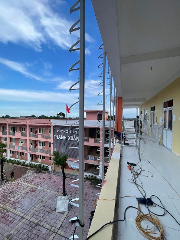 Thi c&ocirc;ng khung xương lam chắn nắng bằng th&eacute;p hộp mạ
