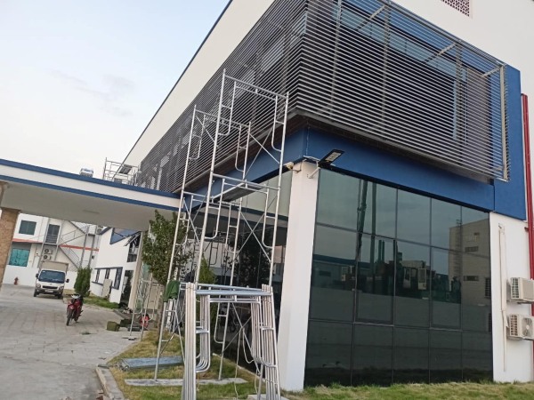 Kiểm tra nghiệm thu hệ lam chắn nắng nh&ocirc;m sau lắp đặt