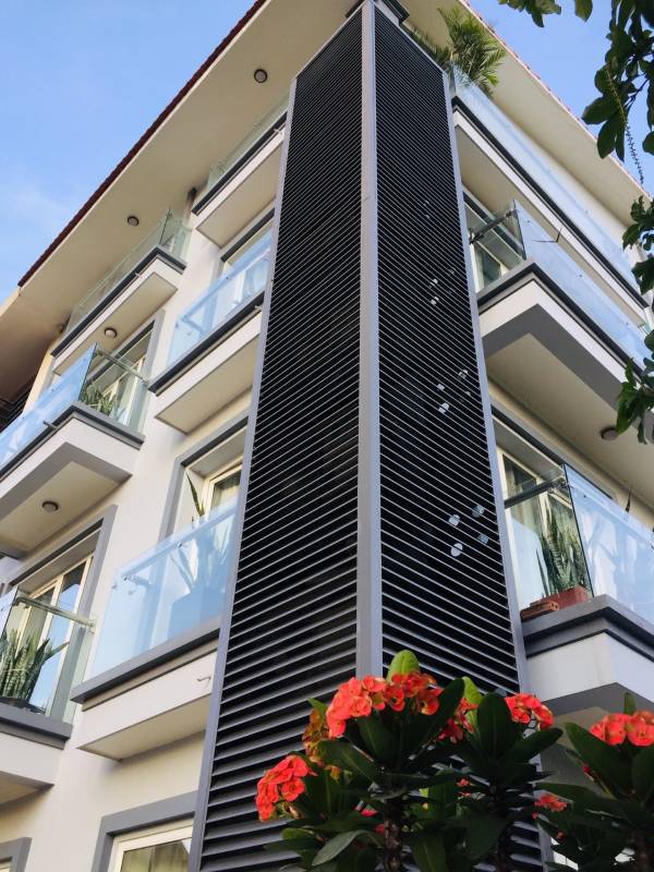 Lam chắn nắng ngo&agrave;i trời lắp đặt đồng bộ với kiến tr&uacute;c