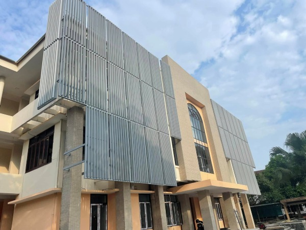 Thi c&ocirc;ng lam nh&ocirc;m chuẩn kỹ thuật gi&uacute;p c&ocirc;ng tr&igrave;nh bền đẹp l&acirc;u d&agrave;i