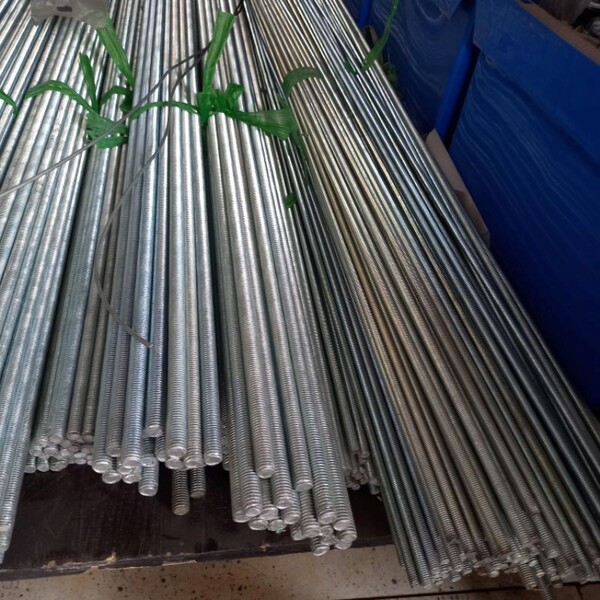 Nở sắt M6 v&agrave; tyren M6 d&ugrave;ng để cố định hệ treo trần nh&ocirc;m thả v&agrave;o trần b&ecirc; t&ocirc;ng