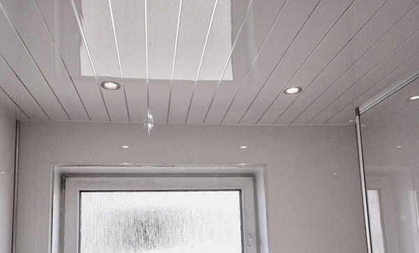 Trần nh&agrave; bằng nhựa PVC nhẹ, chống nước tốt, thi c&ocirc;ng nhanh v&agrave; ph&ugrave; hợp c&ocirc;ng tr&igrave;nh d&acirc;n dụng gi&aacute; rẻ