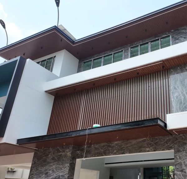 Mặt tiền nh&agrave; ở hiện đại ứng dụng chớp lam nh&ocirc;m giảm nhiệt hiệu quả