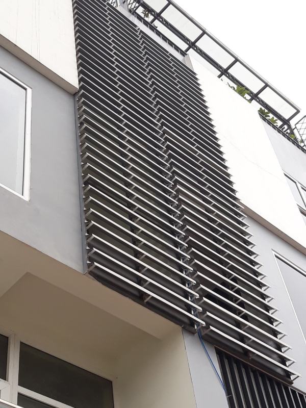 Chớp nh&ocirc;m gi&uacute;p điều tiết &aacute;nh s&aacute;ng v&agrave; lưu th&ocirc;ng kh&ocirc;ng kh&iacute; hiệu quả