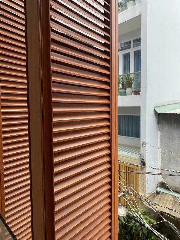 Bề mặt sơn tĩnh điện bền m&agrave;u của chớp lam nh&ocirc;m