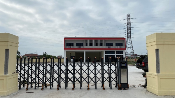 Cổng xếp tự động lắp đặt tại nh&agrave; m&aacute;y v&agrave; khu c&ocirc;ng nghiệp