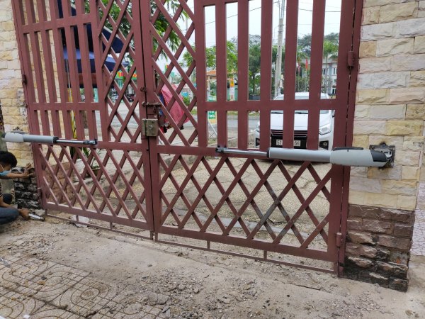 Cổng tay đ&ograve;n tự động ph&ugrave; hợp trụ cổng lớn v&agrave; chắc chắn