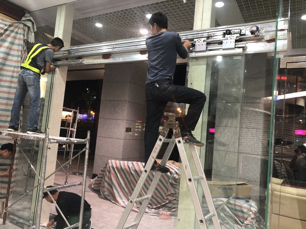 Thanh ray và cửa kính được lắp đặt đúng kỹ thuật để đảm bảo chuyển động êm ái.