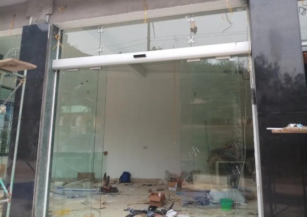 Thi công cửa tự động đúng kỹ thuật làm tăng độ bền và hạn chế sự cố vận hành
