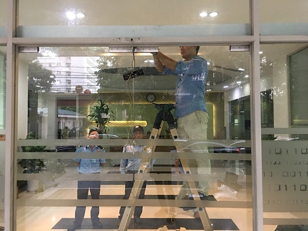 Hệ thống cơ kh&iacute; cửa tự động cần được siết v&agrave; kiểm tra định kỳ