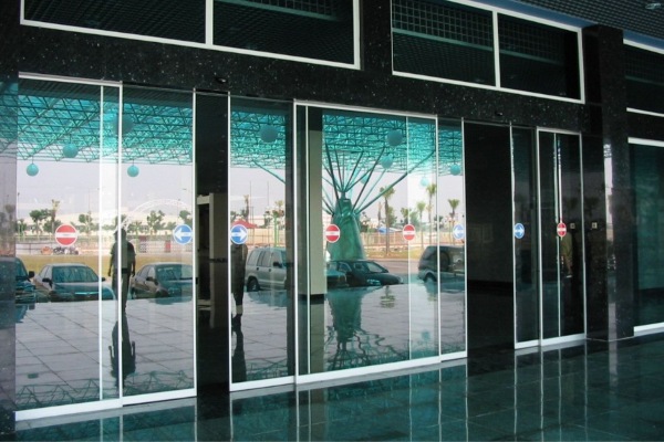 Hệ thống cửa tự động Đồng T&acirc;m JSC vận h&agrave;nh ổn định cho c&ocirc;ng tr&igrave;nh hiện đại
