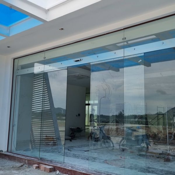 Cửa k&iacute;nh l&ugrave;a tự động thiết kế tối giản, ph&ugrave; hợp kh&ocirc;ng gian nhỏ v&agrave; hiện đại