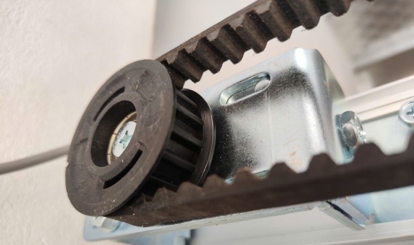 Kỹ thuật vi&ecirc;n cố định ray nh&ocirc;m v&agrave; lắp motor, pulley truyền động l&ecirc;n hệ khung cửa