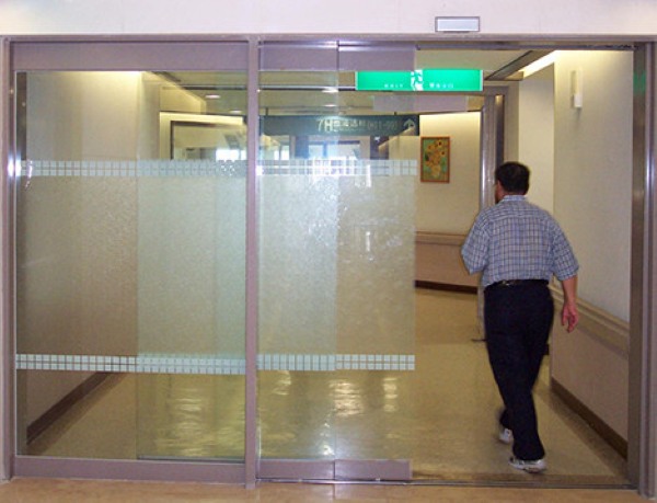 Kỹ thuật vi&ecirc;n vận h&agrave;nh thử cửa k&iacute;nh tự động để kiểm tra độ &ecirc;m v&agrave; độ ổn định