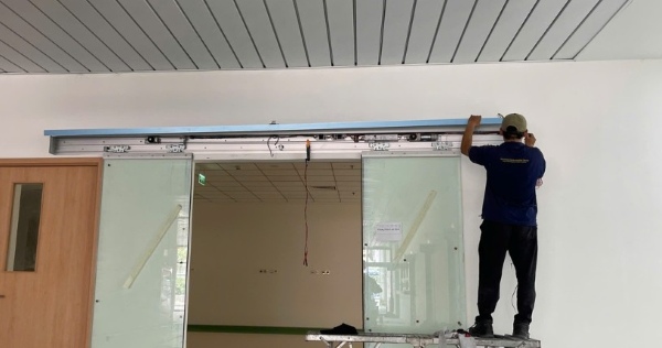 Bộ lưu điện giúp cửa tự động hoạt động ổn định ngay cả khi mất điện