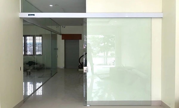 Cửa trượt 1 cánh nhỏ gọn, phù hợp không gian hẹp và lối đi có diện tích hạn chế