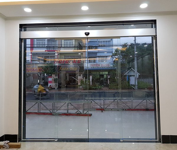 Cửa trượt tự động lắp đặt tại nhà phố, tối ưu không gian và tính thẩm mỹ