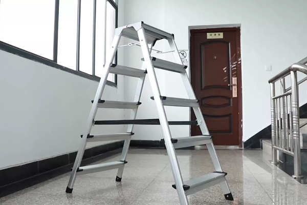 Thang nh&ocirc;m ghế kết hợp th&ocirc;ng minh giữa ghế v&agrave; thang leo