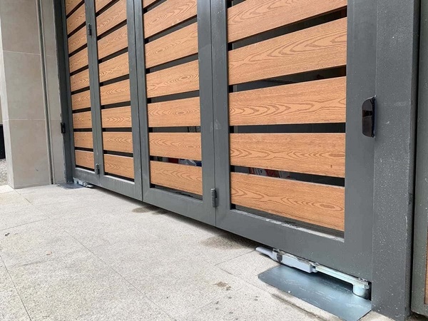 Cổng tự động &acirc;m s&agrave;n với motor ch&ocirc;n ngầm dưới nền trong hộp inox chống ăn m&ograve;n