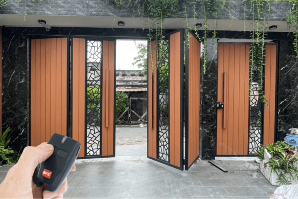Cổng mở xoay tự động với c&aacute;nh quay ra ngo&agrave;i hoặc v&agrave;o trong