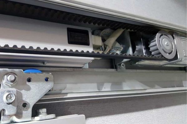 Motor c&aacute;nh tay đ&ograve;n truyền lực cơ học trực tiếp l&ecirc;n c&aacute;nh cổng